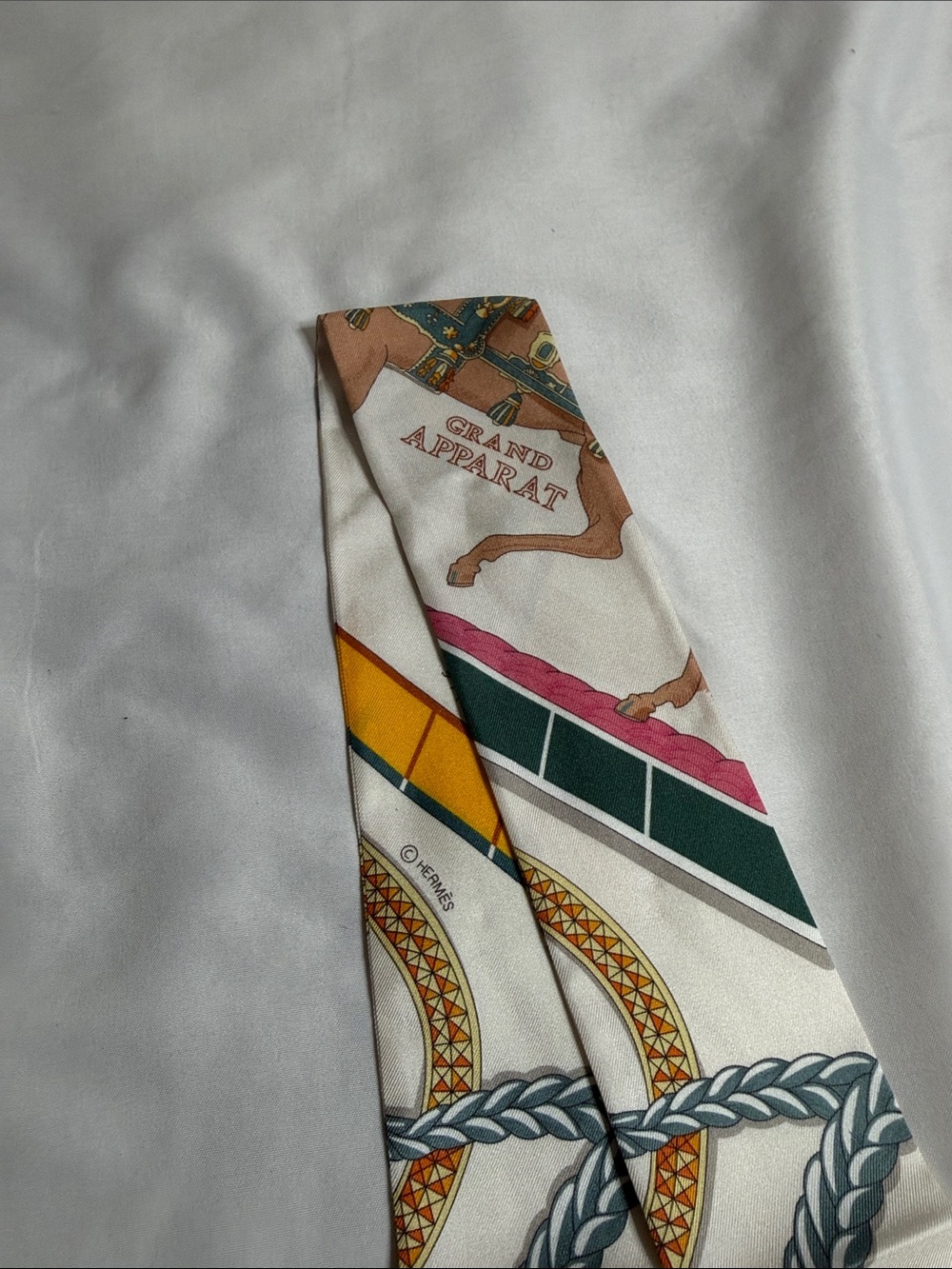 Hermès Grand Apparat Twilly Scarf in the Rose Nacre/Gold/Anthracite - Picture 2 of 4